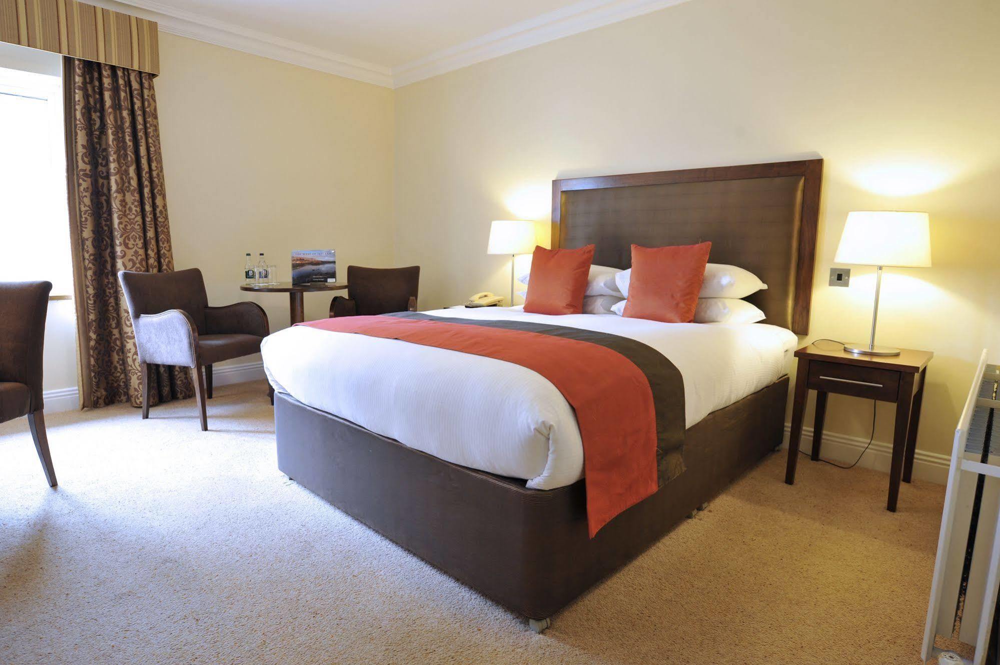 Temple Gate Hotel เอนนิส ภายนอก รูปภาพ