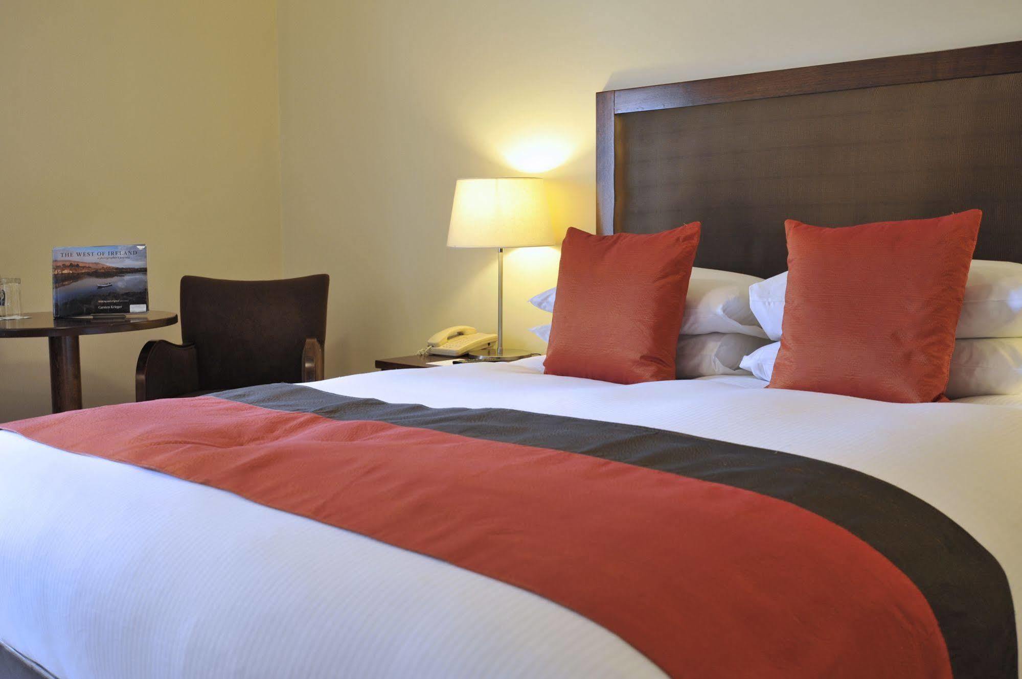 Temple Gate Hotel เอนนิส ภายนอก รูปภาพ